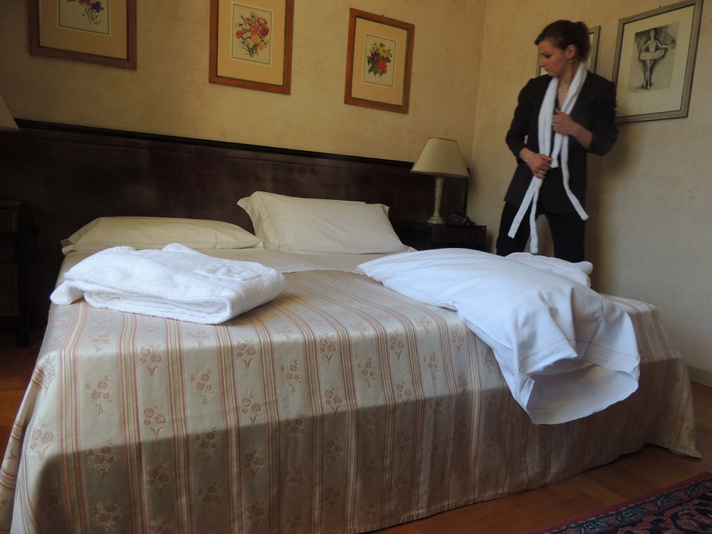 Hotel Verdi Boutique Hotel Парма Екстериор снимка